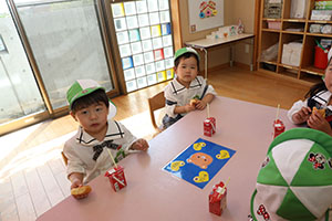 入園1日目のお給食の様子です　うさぎ・りす・ことり・こあら・きりん　NO．2