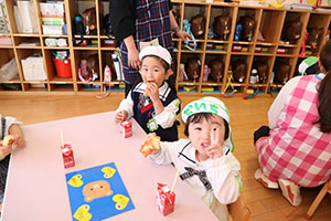 入園1日目のお給食の様子です　うさぎ・りす・ことり・こあら・きりん　NO．2