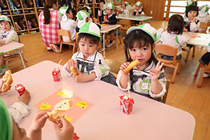 入園1日目のお給食の様子です　うさぎ・りす・ことり・こあら・きりん　NO．2