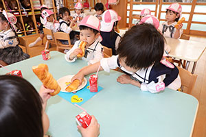入園1日目のお給食の様子です　うさぎ・りす・ことり・こあら・きりん　NO．1