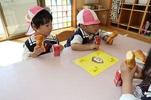 入園1日目のお給食の様子です　うさぎ・りす・ことり・こあら・きりん　NO．1