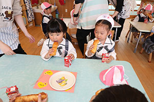 入園1日目のお給食の様子です　うさぎ・りす・ことり・こあら・きりん　NO．1