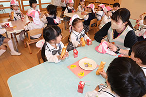 入園1日目のお給食の様子です　うさぎ・りす・ことり・こあら・きりん　NO．1