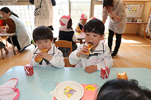 入園1日目のお給食の様子です　うさぎ・りす・ことり・こあら・きりん　NO．1