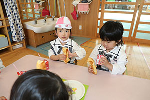 入園1日目のお給食の様子です　うさぎ・りす・ことり・こあら・きりん　NO．1