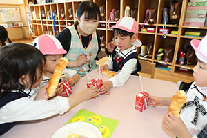 入園1日目のお給食の様子です　うさぎ・りす・ことり・こあら・きりん　NO．1