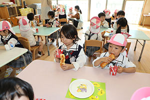 入園1日目のお給食の様子です　うさぎ・りす・ことり・こあら・きりん　NO．1