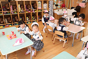 入園1日目のお給食の様子です　うさぎ・りす・ことり・こあら・きりん　NO．1