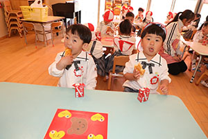 入園1日目のお給食の様子です　うさぎ・りす・ことり・こあら・きりん　NO．1