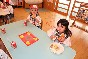 入園1日目のお給食の様子です　うさぎ・りす・ことり・こあら・きりん　NO．1