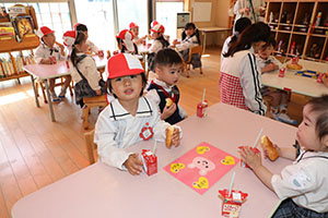 入園1日目のお給食の様子です　うさぎ・りす・ことり・こあら・きりん　NO．1