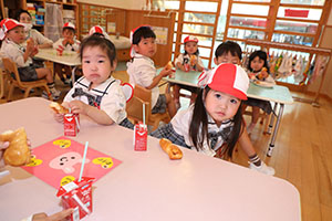 入園1日目のお給食の様子です　うさぎ・りす・ことり・こあら・きりん　NO．1