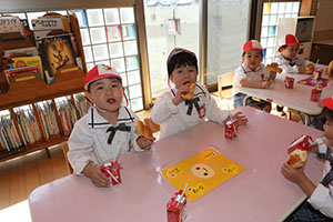 入園1日目のお給食の様子です　うさぎ・りす・ことり・こあら・きりん　NO．1
