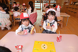 入園1日目のお給食の様子です　うさぎ・りす・ことり・こあら・きりん　NO．1