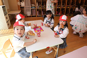 入園1日目のお給食の様子です　うさぎ・りす・ことり・こあら・きりん　NO．1