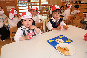 入園1日目のお給食の様子です　うさぎ・りす・ことり・こあら・きりん　NO．1