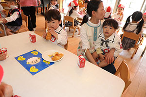 入園1日目のお給食の様子です　うさぎ・りす・ことり・こあら・きりん　NO．1