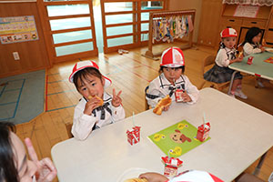 入園1日目のお給食の様子です　うさぎ・りす・ことり・こあら・きりん　NO．1