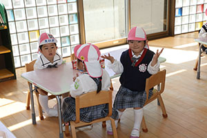 入園1日目のお給食の様子です　うさぎ・りす・ことり・こあら・きりん　NO．1