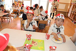 入園1日目のお給食の様子です　うさぎ・りす・ことり・こあら・きりん　NO．1