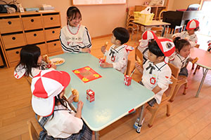 入園1日目のお給食の様子です　うさぎ・りす・ことり・こあら・きりん　NO．1