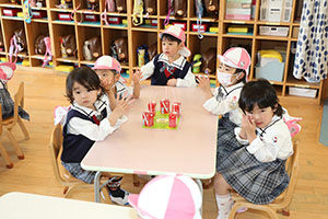 入園1日目のお給食の様子です　うさぎ・りす・ことり・こあら・きりん　NO．1