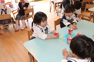 入園1日目のお給食の様子です　うさぎ・りす・ことり・こあら・きりん　NO．1