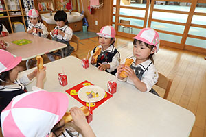 入園1日目のお給食の様子です　うさぎ・りす・ことり・こあら・きりん　NO．1