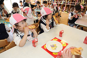 入園1日目のお給食の様子です　うさぎ・りす・ことり・こあら・きりん　NO．1