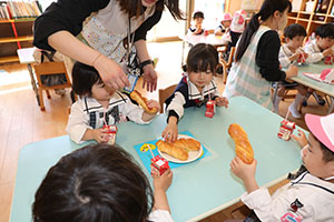 入園1日目のお給食の様子です　うさぎ・りす・ことり・こあら・きりん　NO．1