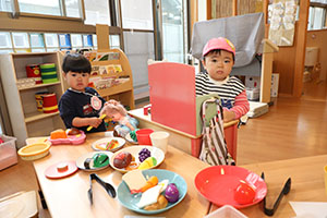 入園2日目の様子とお給食の様子です　ひよこ・あひる・ぺんぎん