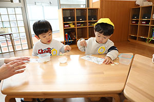 入園2日目の様子とお給食の様子です　ひよこ・あひる・ぺんぎん