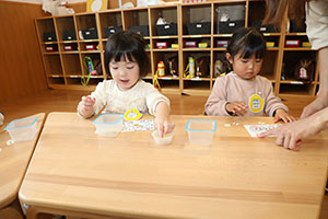 入園2日目の様子とお給食の様子です　ひよこ・あひる・ぺんぎん