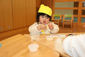 入園2日目の様子とお給食の様子です　ひよこ・あひる・ぺんぎん