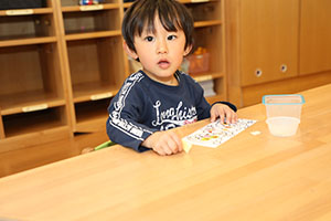 入園2日目の様子とお給食の様子です　ひよこ・あひる・ぺんぎん