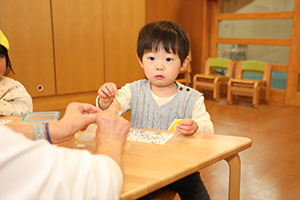入園2日目の様子とお給食の様子です　ひよこ・あひる・ぺんぎん