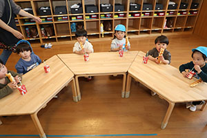 入園2日目の様子とお給食の様子です　ひよこ・あひる・ぺんぎん
