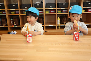 入園2日目の様子とお給食の様子です　ひよこ・あひる・ぺんぎん