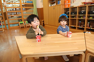 入園2日目の様子とお給食の様子です　ひよこ・あひる・ぺんぎん