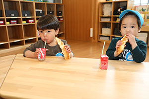 入園2日目の様子とお給食の様子です　ひよこ・あひる・ぺんぎん