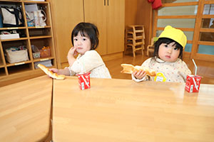 入園2日目の様子とお給食の様子です　ひよこ・あひる・ぺんぎん