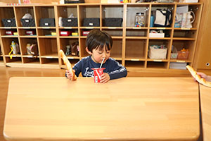 入園2日目の様子とお給食の様子です　ひよこ・あひる・ぺんぎん