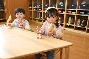 入園2日目の様子とお給食の様子です　ひよこ・あひる・ぺんぎん
