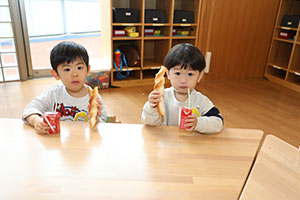 入園2日目の様子とお給食の様子です　ひよこ・あひる・ぺんぎん