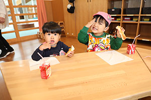入園2日目の様子とお給食の様子です　ひよこ・あひる・ぺんぎん