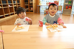 入園2日目の様子とお給食の様子です　ひよこ・あひる・ぺんぎん