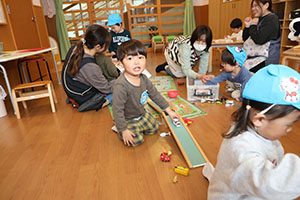 入園2日目の様子とお給食の様子です　ひよこ・あひる・ぺんぎん