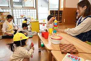 入園2日目の様子とお給食の様子です　ひよこ・あひる・ぺんぎん