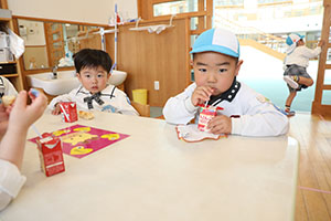入園2日目のお給食の様子です　年少組　NO．2