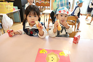 入園2日目のお給食の様子です　年少組　NO．2